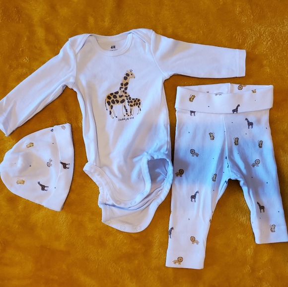 Set of 4 H&M Baby Boy Clothes - Picture 4 of 5